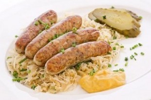 Grillowana biała kiełbasa z kapustą kiszoną