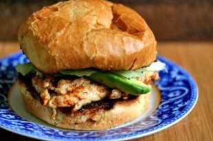 Burgery z kurczakiem z grilla i awokado