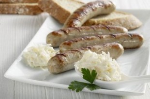 Grillowana biała kiełbasa z sosem chrzanowym